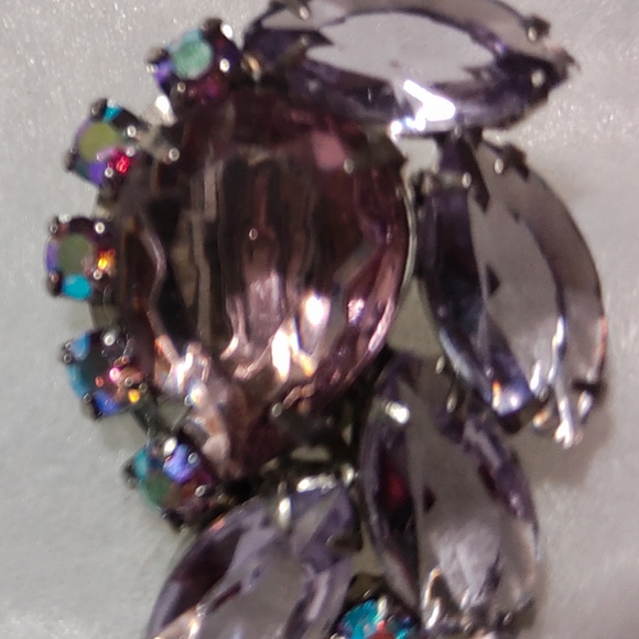 VINTAGE BRILLIANT RARE RHINESTONE ROSE/LILAC AURORA BOREALIS CLIP-ON EARRINGS - Picture 2 of 8